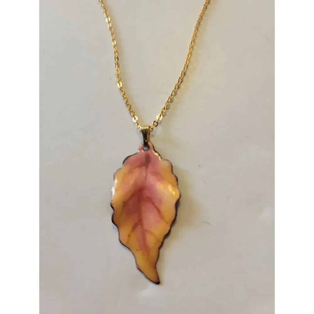 Vintage Estate Necklace Gold Tone Leaf Charm Pendant Classic Fashion Jewelry